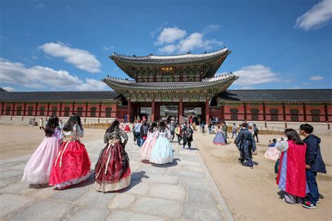 경복궁 한복대여: 전통과 현대의 만남, 그리고 문화적 교류의 가능성